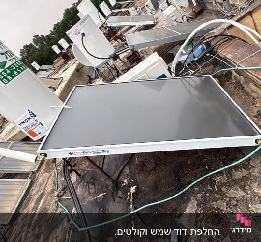 מערכת דודי שמש על גג עם קולטים וצינורות